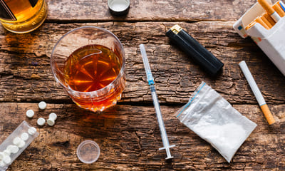 Наркотические вещества на столе