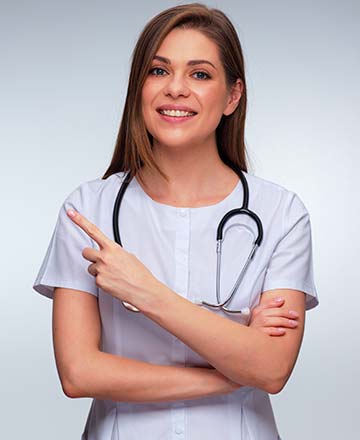 Женщина врач со стетоскопом на шее